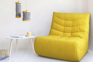 Яркое желтое бескаркасное кресло Смайл из рогожки, тресковая модель в интерьере